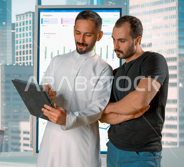 رجال اعمال مجتمعون في مقر الشركه, إستخدام جهاز التابلت,  تطوير العمل وحل المشكلات داخل الشركة ، تطوير المشاريع، دراسة وتخطيط المشاريع الجديدة، الشراكة والتعاون، اجتماعات عمل, تعليم وتدريب