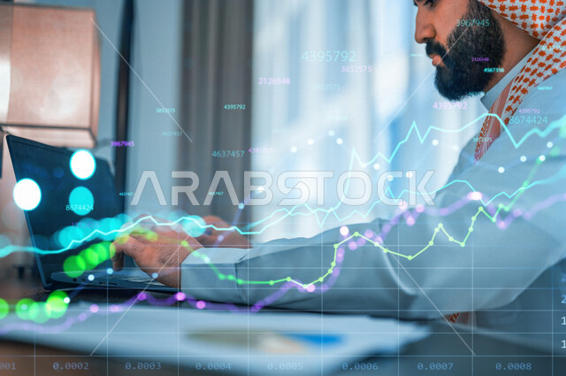 رجل عربي خليجي سعودي يستخدم الحاسوب المحمول ، التحليلات والإحصائيات البيانية، قسم التحليلات الرقمية، التوزيع الرقمي والمبيعات، وظائف ومهن، خلفية للرسوم البيانية والتوضيحية بتقنية الهولوجرام