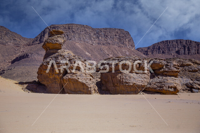 التكوينات والتشكيلات الصخرية الطبيعية في مدينة العلا بالمملكة العربية السعودية، المعالم التاريخية الأثرية السياحية، جمال الطبيعة الصحراوية، الجبال الصخرية في محافظة العلا، السياحة في السعودية