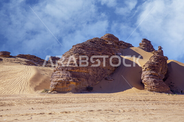 التكوينات والتشكيلات الصخرية الطبيعية في مدينة العلا بالمملكة العربية السعودية، المعالم التاريخية الأثرية السياحية، جمال الطبيعة الصحراوية، الجبال الصخرية في محافظة العلا، السياحة في السعودية