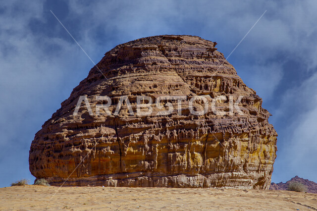 التكوينات والتشكيلات الصخرية الطبيعية في مدينة العلا بالمملكة العربية السعودية، المعالم التاريخية الأثرية السياحية، جمال الطبيعة الصحراوية، الجبال الصخرية في محافظة العلا، السياحة في السعودية