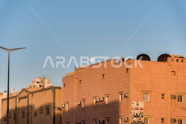القمر فوق المبنى