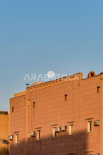 القمر فوق المبنى