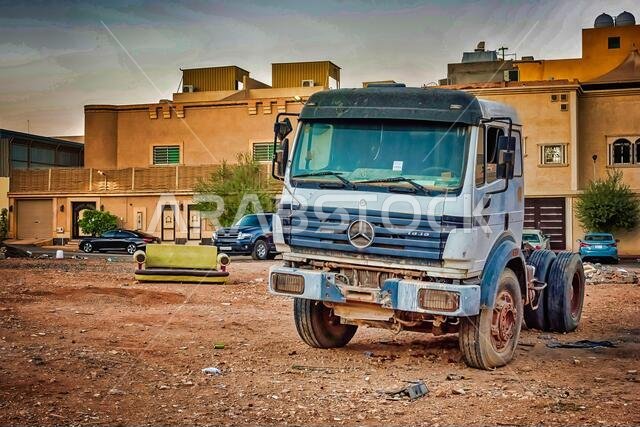 شاحنة وأريكة في قطعة أرض خالية