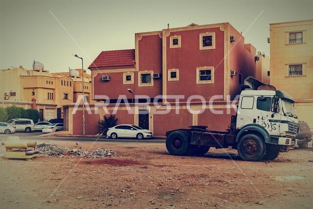 شاحنة وأريكة في قطعة أرض خالية
