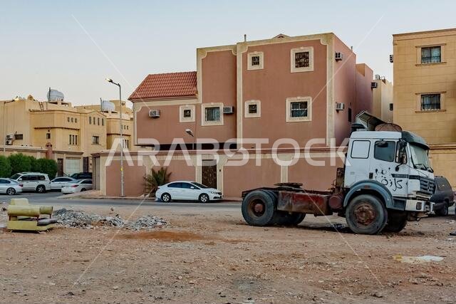 شاحنة وأريكة في قطعة أرض خالية