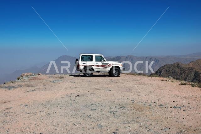 سيارة لاند كروزر في جبال الحجاز بالقرب من مدينة الطائف في منطقة مكة المكرمة بالمملكة العربية السعودية
