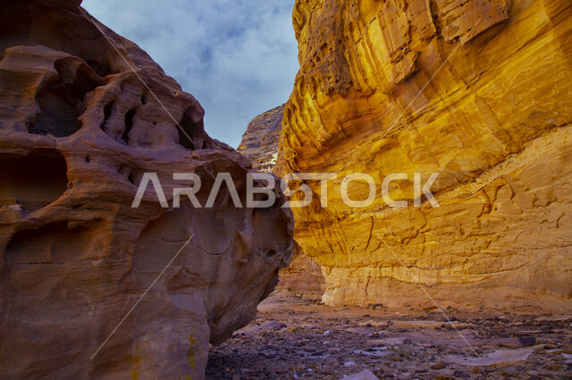 التكوينات والتشكيلات الصخرية الطبيعية في مدينة العلا بالمملكة العربية السعودية، المعالم التاريخية الأثرية السياحية، جمال الطبيعة الصحراوية، الجبال الصخرية في محافظة العلا، السياحة في السعودية