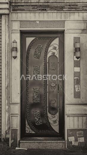 باب سعودي عتيق بلون بني داكن