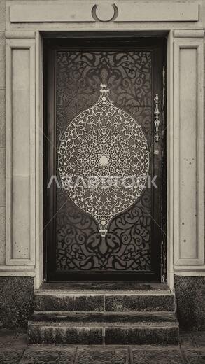 باب سعودي عتيق بلون بني داكن