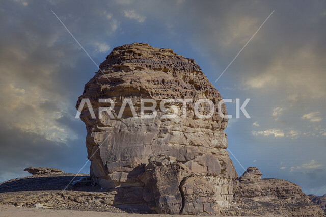 التكوينات والتشكيلات الصخرية الطبيعية في مدينة العلا بالمملكة العربية السعودية، المعالم التاريخية الأثرية السياحية، جمال الطبيعة الصحراوية، الجبال الصخرية في محافظة العلا، السياحة في السعودية