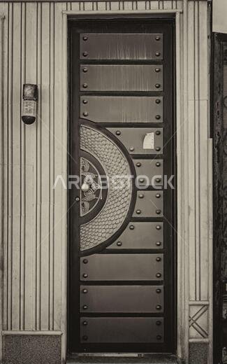 باب سعودي عتيق بلون بني داكن