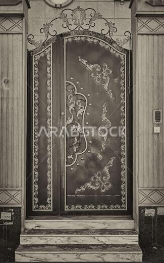 باب سعودي عتيق بلون بني داكن