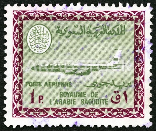 المملكة العربية السعودية - حوالي عام 1960: طابع بريدي مطبوع في المملكة العربية السعودية يظهر طائرة كونفير 440، حوالي عام 1960.