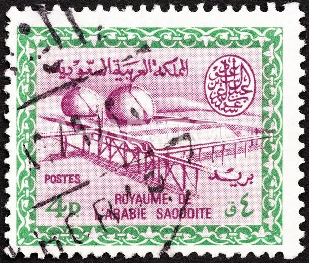 المملكة العربية السعودية - حوالي عام 1966: طابع بريدي مطبوع في المملكة العربية السعودية يظهر خرطوشة محطة الغاز والنفط للملك سعود، حوالي عام 1966.