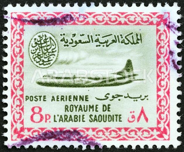 المملكة العربية السعودية - حوالي عام 1960: طابع بريدي مطبوع في المملكة العربية السعودية يظهر طائرة كونفير 440، حوالي عام 1960.