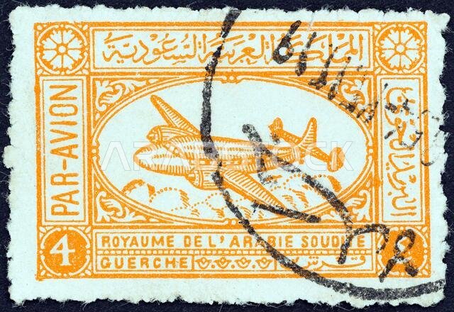 المملكة العربية السعودية - حوالي عام 1949: طابع بريدي مطبوع في المملكة العربية السعودية يظهر طائرة ركاب، حوالي عام 1949.