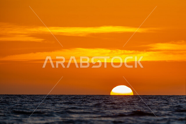 صورة جمالية على شاطئ  البحر الأحمر وقت غروب الشمس، خلفية للطبيعة وقت الغروب، المناظر البحرية الهادئة ، هدوء وجمال البحر ، الطبيعة في المملكه العربيه السعوديه