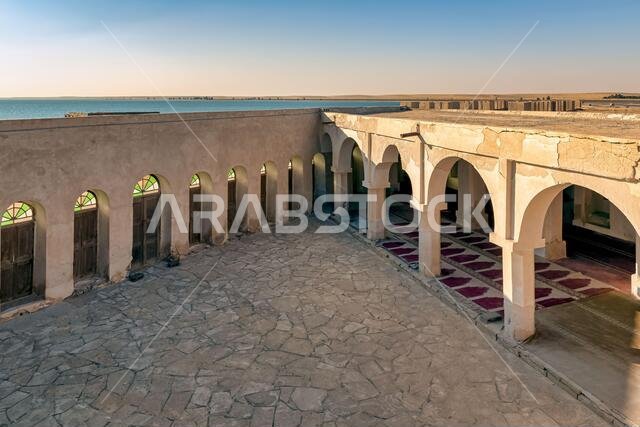 منظر صباحي من ميناء العقير التاريخي القديم في المملكة العربية السعودية