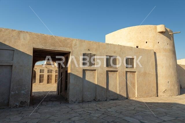 منظر داخلي من ميناء العقير التاريخي القديم في المملكة العربية السعودية.