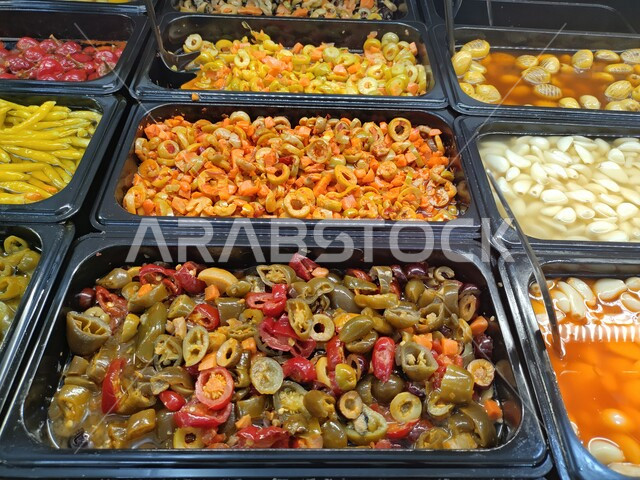 صوره لانواع متعدده من المخللات في أحد المحلات التجاريه, وجبة طعام خفيفه, مقبلات, مأكولات حمضيه