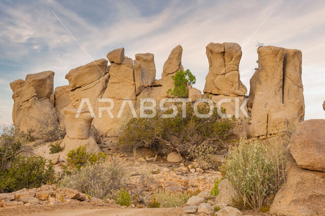 التكوينات الصخرية الجميلة الواقع بالقرب من جبال الشفاء بمدينة الطائف في المملكة العربية السعودية , مناظر طبيعية خلابة ,معالم حضارية سياحية في السعودية .
