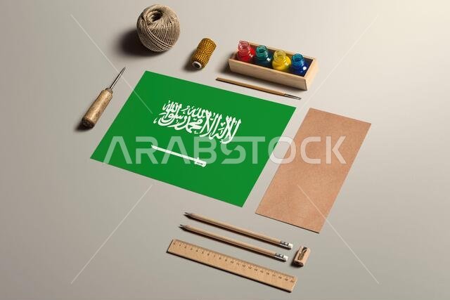 مفهوم الخط العربي في المملكة العربية السعودية، وملحقاته وأدواته للكتابة الجميلة، من أقلام رصاص وأقلام حبر وفرشاة وورق مقوى وورق حرفي. مفهوم الخط العربي في المملكة العربية السعودية، وملحقاته وأدواته للكتابة الجميلة، من أقلام رصاص وأقلام حبر وفرشاة وورق مقوى وورق حرفي.