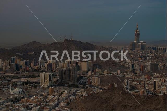 إطلالة بانورامية على أفق مدينة مكة المكرمة من جبل النور. أفق المدينة مع أبراج البيت. برج الساعة الملكي في مكة المكرمة