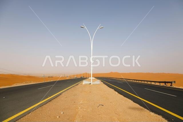 طريق نموذجي في المملكة العربية السعودية يمر عبر الصحراء