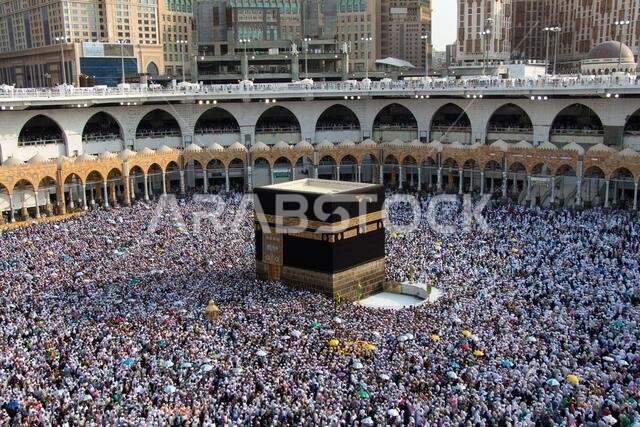 الشمال المقدس. حشود من الناس يطوفون حول الكعبة. جزء من الطواف خلال العمرة أو الحج