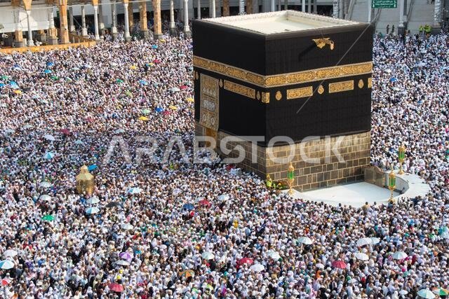 الشمال المقدس. حشود من الناس يطوفون حول الكعبة. جزء من الطواف خلال العمرة أو الحج