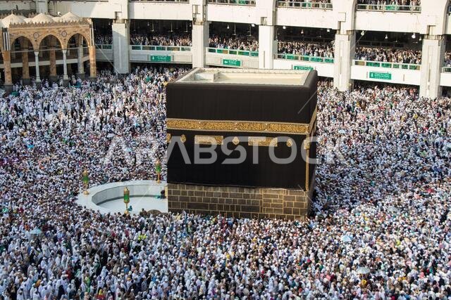 الكعبة المشرفة. حشود من المسلمين يتجولون حول الكعبة للطواف أثناء الحج. الكعبة المشرفة. حشود من المسلمين يتجولون حول الكعبة للطواف أثناء الحج.