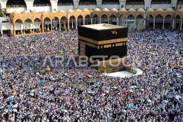 الكعبة المشرفة. حشود من المسلمين يتجولون حول الكعبة للطواف أثناء الحج.