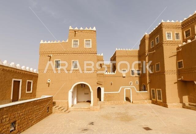 قصر السبيعي التاريخي في شقراء، المملكة العربية السعودية. تم ترميم هذا المنزل على الطريقة التقليدية باستخدام الطوب الطيني.