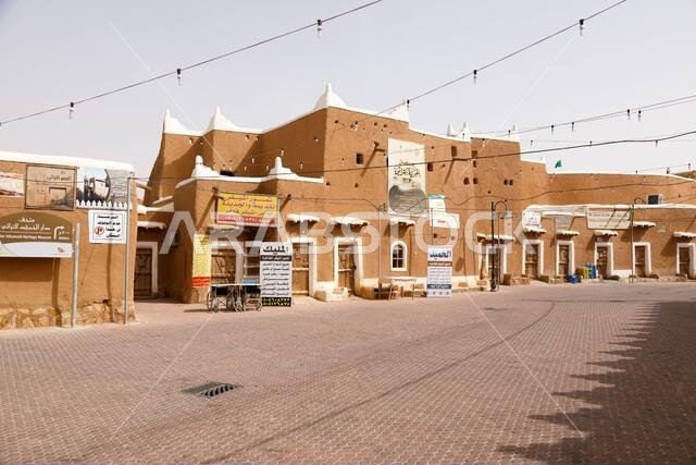 أوشايجر، الرياض، المملكة العربية السعودية، ١٦ فبراير ٢٠٢٠: أوشايجر، الرياض، المملكة العربية السعودية. قرية تقليدية مُرممة مبنية من الطوب الطيني. أوشايجر