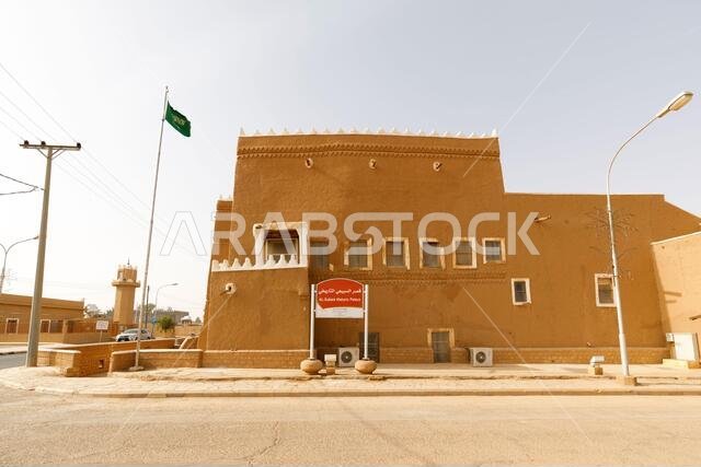 شقراء، المملكة العربية السعودية، 16 فبراير 2020: قصر السبيعي التاريخي في شقراء، المملكة العربية السعودية. تم ترميم هذا المنزل على الطراز التقليدي باستخدام الطوب الطيني.