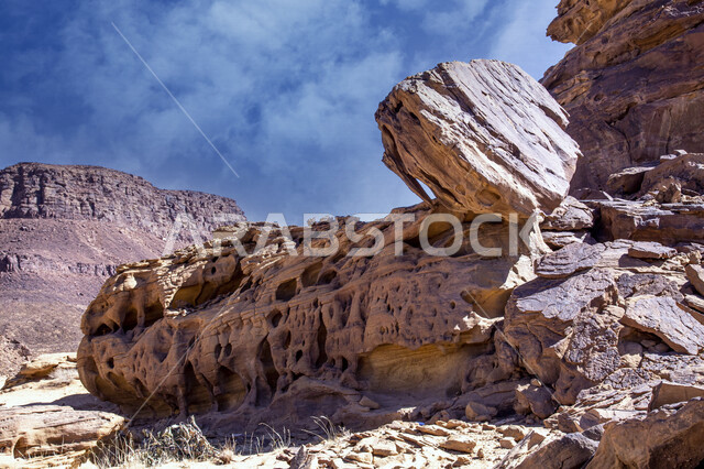 التكوينات والتشكيلات الصخرية الطبيعية في مدينة العلا بالمملكة العربية السعودية، المعالم التاريخية الأثرية السياحية، جمال الطبيعة الصحراوية، الجبال الصخرية في محافظة العلا، السياحة في السعودية