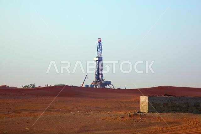 برج نفطي في الرمال الحمراء "الصحراء العربية" بالقرب من الرياض، المملكة العربية السعودية