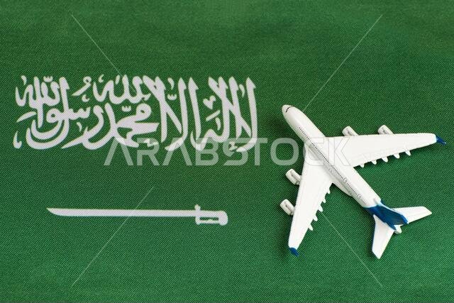 علم المملكة العربية السعودية وطائرة نموذجية. فتح الحدود بعد الحجر الصحي. السفر.