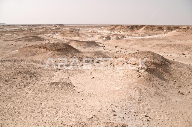 هضبة قاحلة وتلالية ومهجورة في الصحراء الشرقية لمنطقة البادية، وادي دهك، المملكة الأردنية الهاشمية.