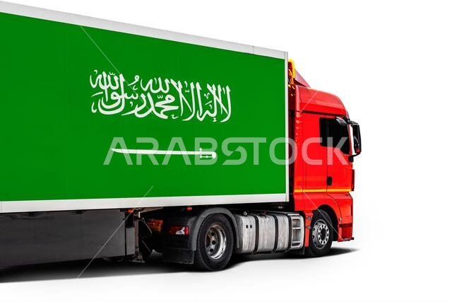 شاحنة كبيرة تحمل علم المملكة العربية السعودية على خلفية بيضاء معزولة، منظر جانبي. مفهوم الاستيراد والتصدير، النقل، التوصيل الوطني