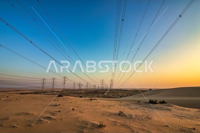 برج كهرباء عالي الجهد عند شروق الشمس بالقرب من الهفوف - المملكة العربية السعودية.