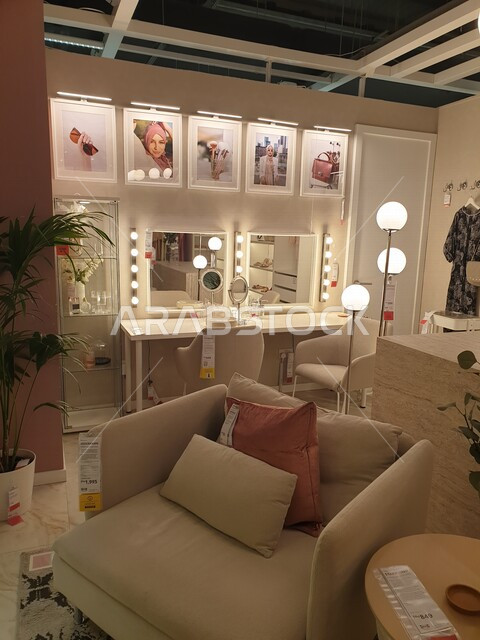 صورة لمتجر ايكيا , أفكار مبتكرة وذكية لتنظيم المنزل بطريقة جميلة تجذب الزبائن , تصميم ديكور عصري , أثاث و اكسسوارات منزلية حديثة , خزائن مبتكرة , تصميم داخلي .