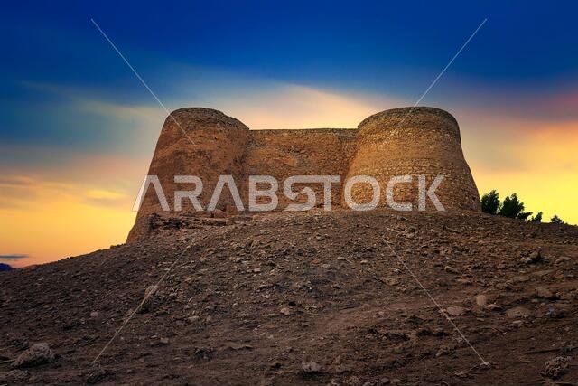 قلعة تاروت، القطيف، المملكة العربية السعودية، في خلفية سماء غروب الشمس الجميلة.
