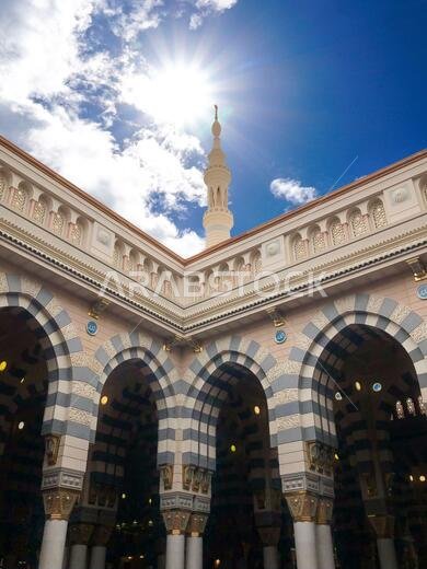 المدينة المنورة، المملكة العربية السعودية - 7 يوليو 2020: منظر لسماء زرقاء ملبدة بالغيوم فوق المسجد النبوي في المدينة المنورة، المملكة العربية السعودية. تركيز انتقائي