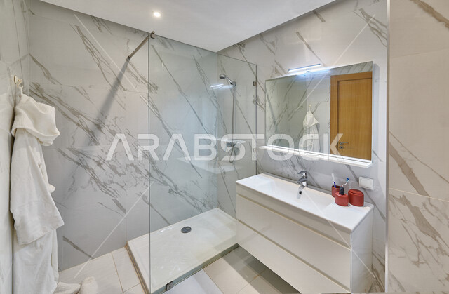  حمام فاخر في أحد الفنادق, تصاميم وديكورات داخلية للحمامات ، دورة مياه رخاميه في أحد المباني السكنيه، تصميم حمامات حديثة ، فنادق فاخرة ، تصميم معماري هندسي حديث