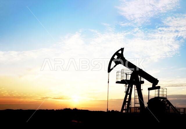 الحرب على أسعار النفط بسبب فيروس كورونا. انخفاض أسعار النفط نتيجة للأزمة العالمية. أبراج حفر النفط في حقل نفطي صحراوي. إنتاج النفط الخام