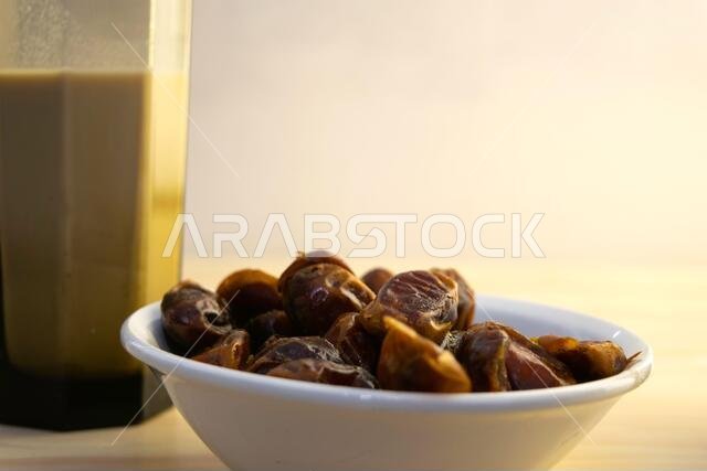 الحشاف - حليب التمر، طبق رمضاني تقليدي، طريقة التحضير، المكونات، كوب من حليب التمر - الحشاف وطبق التمر على المائدة