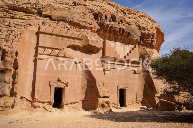 مناظر خلابة لمقابر منحوتة في منحدرات الحجر الرملي كموقع معماري وأثري في المملكة العربية السعودية