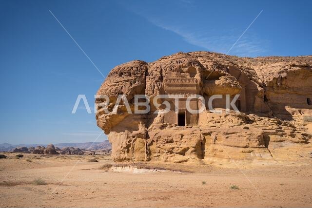 مناظر خلابة لمقابر منحوتة في منحدرات الحجر الرملي كموقع معماري وأثري في المملكة العربية السعودية